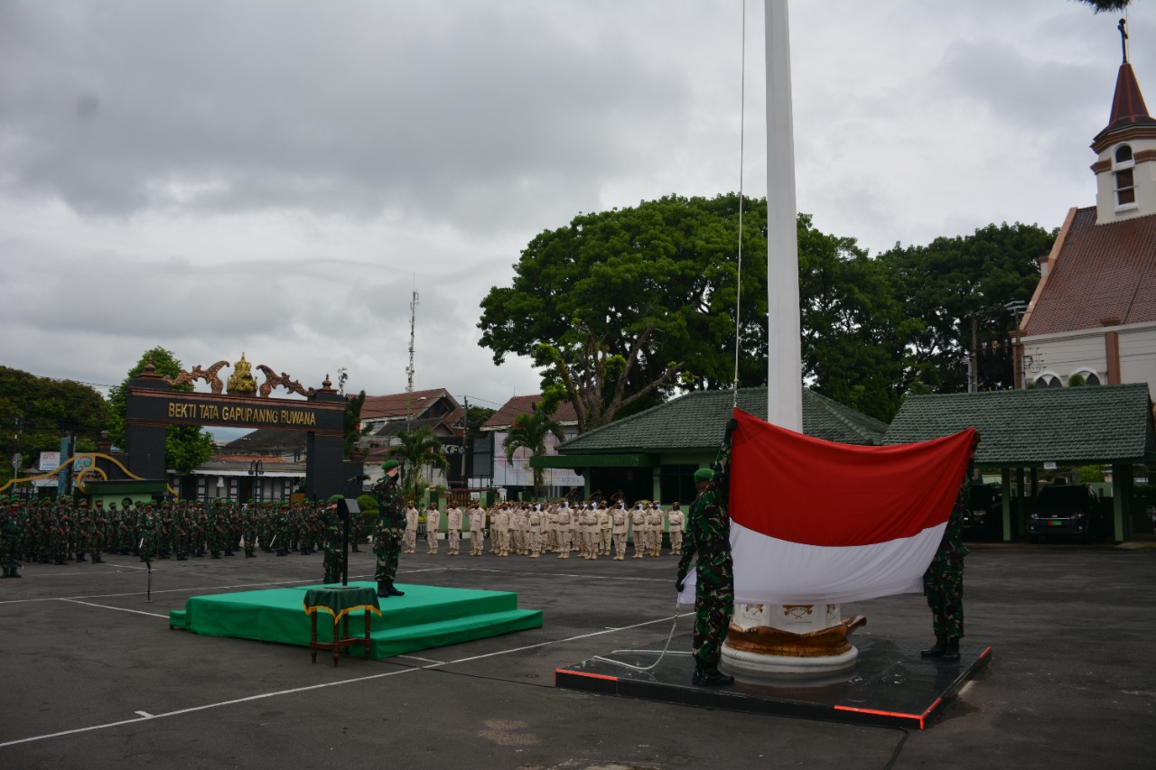 Melalui upacara kita Mantapkan Semangat Kebersamaan Parajurit Korem 073/Makutarama